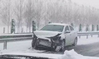 下雪路滑开车怎么解决（下雪路滑怎样开车）