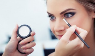 化新娘妆容方法（化新娘妆容方法视频）