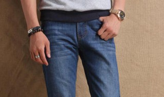 男生直筒牛仔裤怎么搭配（男生直筒牛仔裤怎么搭配鞋子）