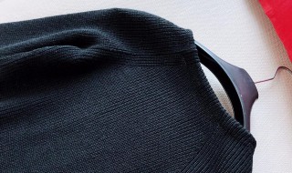 黑色毛衣配什么帽子好看（黑色毛衣配什么帽子好看女）