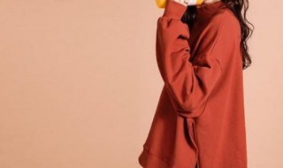 砖红色衣服配什么颜色裤子(砖红色衣服配什么颜色裤子女)