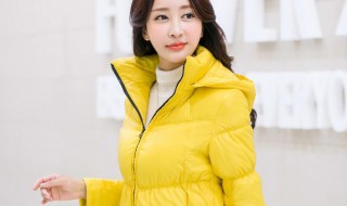 黄色羽绒服怎么搭配（黄色羽绒服怎么搭配男）