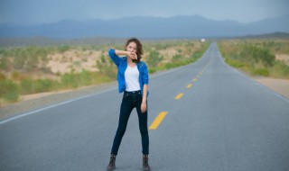 女牛仔裤搭什么鞋子好看（女牛仔裤搭什么鞋子好看女）