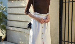 白色半身裙搭配什么上衣更好看（白色半身裙搭配什么上衣更好看男）