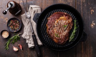 煎牛排怎么腌制（煎牛排怎么腌制才鲜嫩）