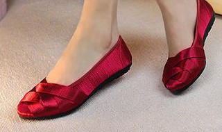 脚太嫩穿什么鞋（脚太嫩穿什么鞋都磨脚）