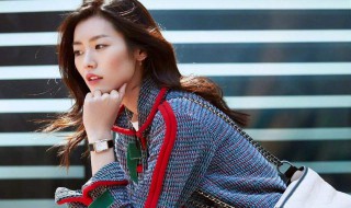 肩膀宽穿什么衣服好看?（男生肩膀宽穿什么衣服好看）