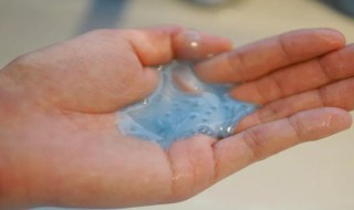 起泡胶粘头发怎么处理（起泡胶粘头发怎么处理干净）