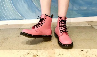 女生粉色马丁靴穿搭技巧（女生粉色马丁靴穿搭技巧图解）