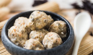 莲藕虾丸子的做法教程(虾仁莲藕丸子的做法)