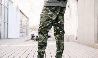 迷彩裤怎么搭配上衣（迷彩裤怎么搭配上衣图片）