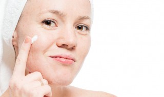 鸡蛋黄敷脸有什么好处（鸡蛋黄敷脸有什么好处和作用）