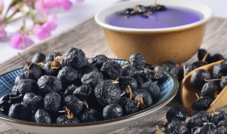 黑枸杞泡水喝的功效与禁忌 黑枸杞泡水喝的功效与禁忌