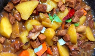 土豆红烩牛腩怎么做（土豆红烧牛腩怎么做）