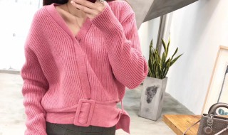 粉色毛衣配什么颜色外套（粉色毛衣配什么颜色外套搭什么外套好看图片）