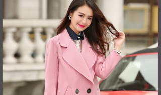 粉色大衣配什么裤子（大衣配什么裤子好看女）
