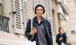 圆脸适合穿什么领毛衣（圆脸适合穿什么领毛衣图片）