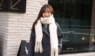 白色围巾配什么衣服 白色围巾配什么衣服好看