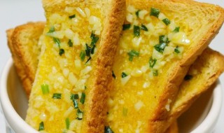 微波蒜香面包怎么做(微波法式蒜香面包)