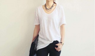 长款白t恤怎么搭配下身 长款白t恤怎么搭配下身