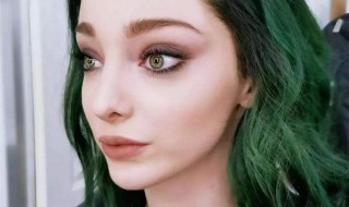 绿色头发配什么颜色衣服（绿色头发配什么颜色衣服好看）