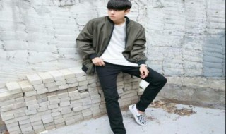 男的怎么穿衣服能把气场强大（男生如何穿衣服提升气质）
