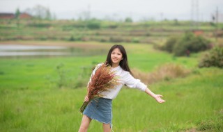 白色T恤如何搭配牛仔裙好看 白色t恤搭配牛仔裙好看吗