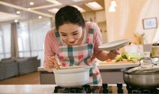 红酒洋李干焖鸡怎么做（家常红酒焖鸡）