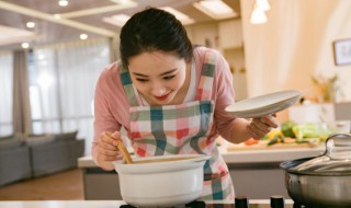 白萝卜排骨鱿鱼煲怎么做 白萝卜排骨鱿鱼煲怎么做才好吃