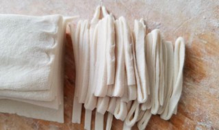 手擀面用什么面粉最好 手擀面是用冷水还是热水和面