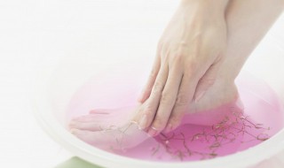 如何认知老年人泡脚时的注意事项（给老人泡脚平时需要什么）