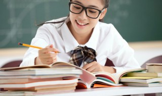 两个黄鹂鸣翠柳全诗诗意（两个黄鹂鸣翠柳全诗诗意不知所云越扯越远）