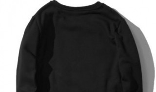 圆领卫衣里面穿什么打底 圆领卫衣内搭衬衫图片