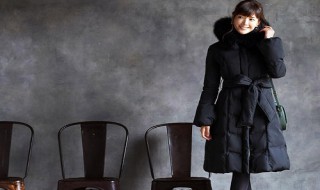 黑色羽绒服搭配红颜色毛衣（黑色羽绒服搭配红颜色毛衣图片）