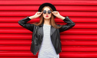 短皮衣怎么搭配下装 短皮衣怎么搭配下装好看