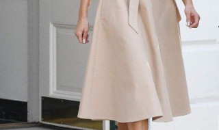 冬季杏色半身裙怎么搭配（冬天杏色半身裙搭配）