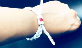 怎怎样用一个黑鞋带编一个手绳. 一个鞋带怎样做手绳