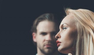 女人嘴唇厚剪什么发型（女人嘴唇厚剪什么发型好看）