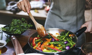 好吃简单的五花肉炒笔管做法 笔管五花肉炒蒜苔