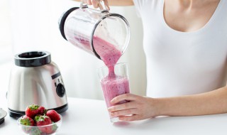 莓莓奶昔做法窍门 草莓奶昔制作过程