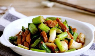 青蒜炒肉的家常做法?（青蒜炒肉的家常做法窍门）