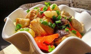 香菇土豆鸡块煲怎么做（香菇土豆鸡块煲怎么做的）