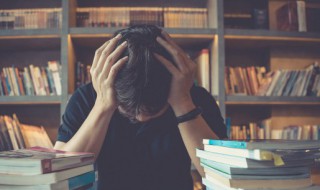 金字旁加高读什么 金字旁加高读什么在名字里