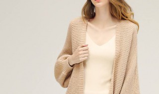 米色毛衣外搭里面搭什么(米色毛衣外套搭配什么裤子)