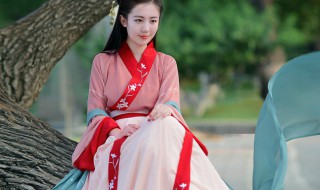 汉服上襦很透该穿什么（汉服上襦很透该穿什么颜色）