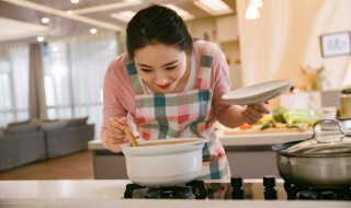 酸笋通菜鱼头汤教程 酸笋鱼头煲的做法