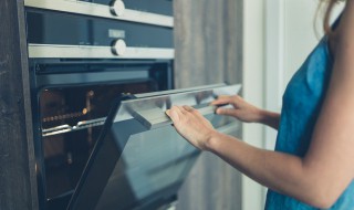 用烤箱烤香肠要抹油吗（烤箱烤香肠下面需要加水吗）