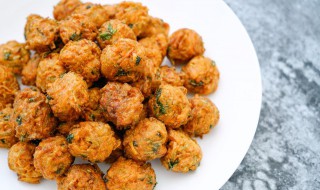 炸油丸子怎么做（炸油丸子怎么做又酥又脆）