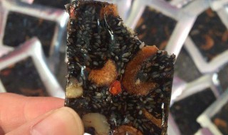 阿胶糕吃起来有点苦是怎么回事（阿胶糕吃起来有点苦是怎么回事呢）