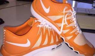 橘色鞋子配什么颜色的裤子（橘色鞋子搭配什么衣服裤子）